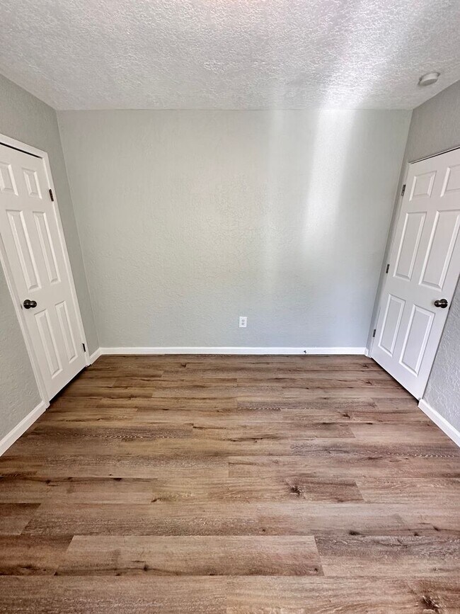 Building Photo - 2120 La Veta Dr
