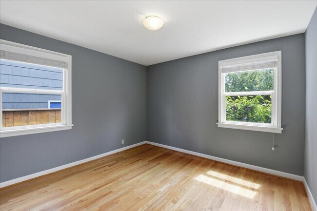 Building Photo - 3bd/2ba Seattle Home
