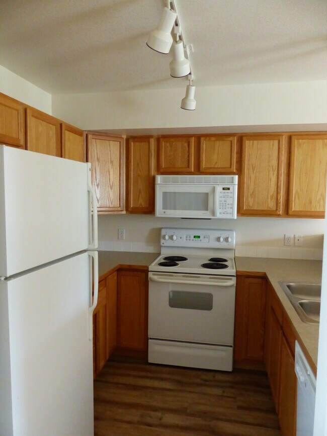 Building Photo - 1214 Forsythia Ave