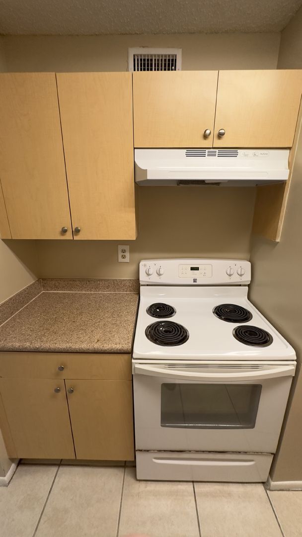 Building Photo - Charming 2-Bed Condo Retreat in West Palm Beach – Cozy Living Awaits!