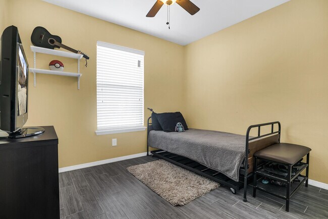 Building Photo - 5664 Longview Dr