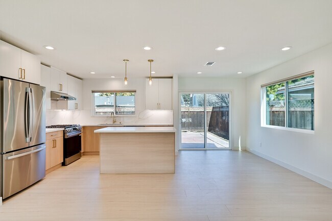 Building Photo - 2051 Randolph Dr