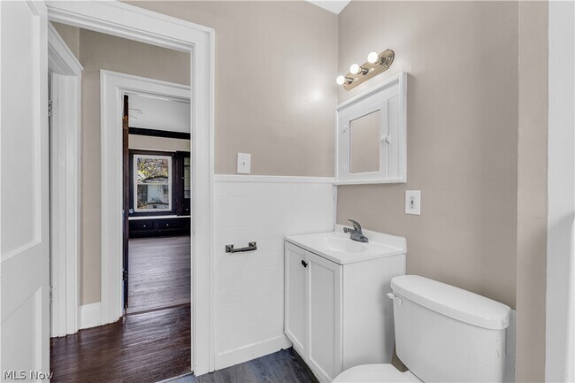 Building Photo - 9404 Cardwell Ave