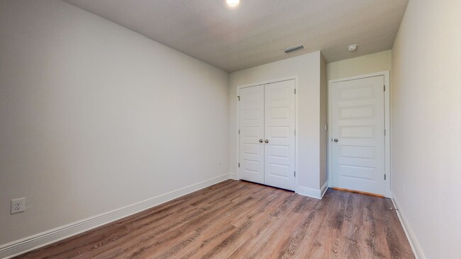 Building Photo - 3 Bedroom 2.5 Bathroom Townhome w/garage i...