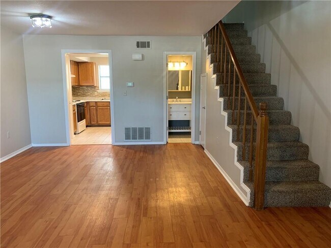 Building Photo - 302 Fairway Cir