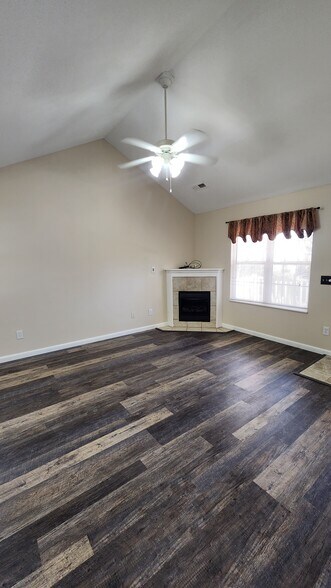 Livingroom with gas fireplace - 833 Plantation Dr