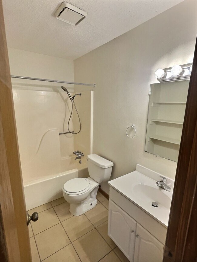 Building Photo - 1109 Hickory Dr