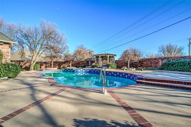 Building Photo - 1300 Irvine Dr