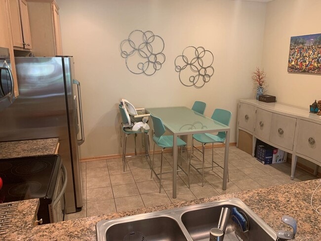 Building Photo - Lovely 2 Bed / 2 Bath TH w/ Heated Underground Parking in Plymouth!