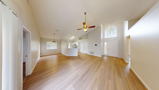 Building Photo - Beautiful 3Bed/ 2Bath Home with Two Car Ga...