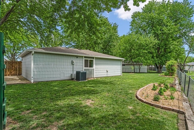 Building Photo - 2421 Brook Ln