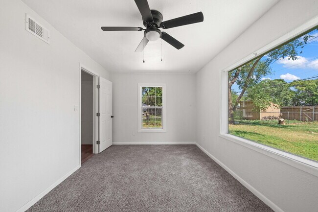 Building Photo - Large & Updated Home, *FIRST MONTH'S RENT FREE*