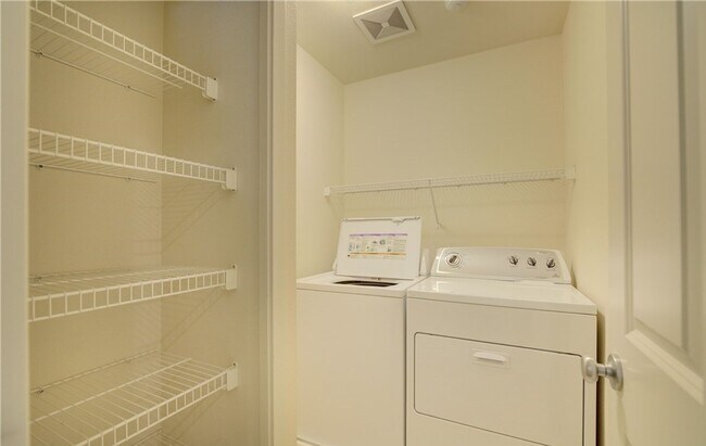 Building Photo - 2bd/2.5ba Redmond Townhouse