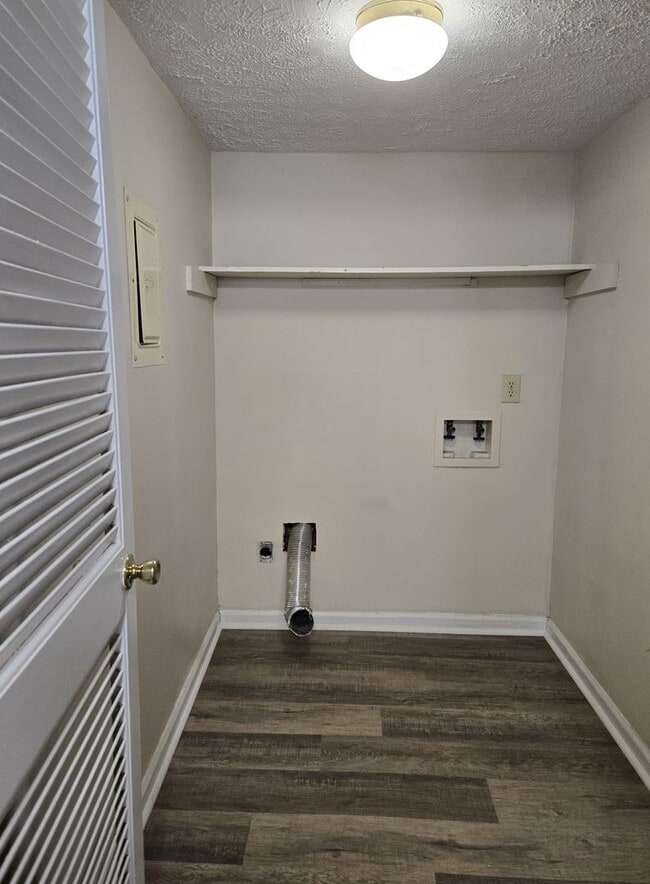 Building Photo - Camelot 2 Bedrooms. 1st Floor Apartment.  ...