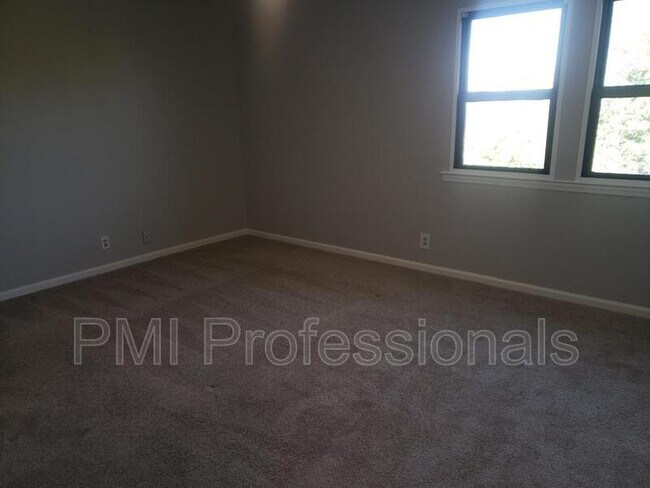 Building Photo - 339 Huntington Ridge Dr