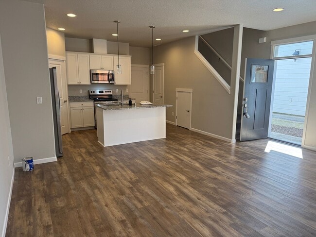 Building Photo - Amazing 3 bedroom home