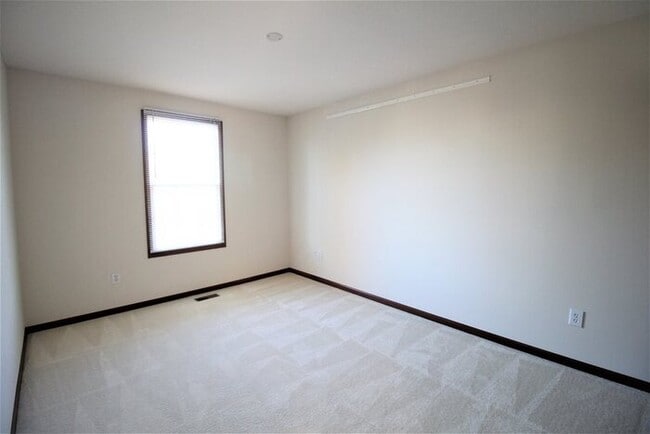 Building Photo - 5147 St Laurent Dr