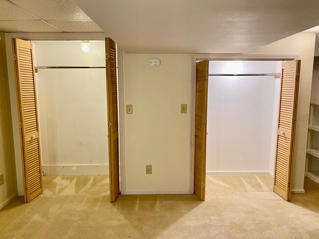 Building Photo - South AVL - Spacious 1/1 Apt with Sunroom!