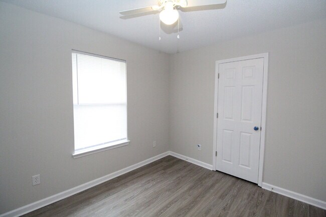 Building Photo - 3BR, 2BA Duplex in NW Pensacola – Convenie...