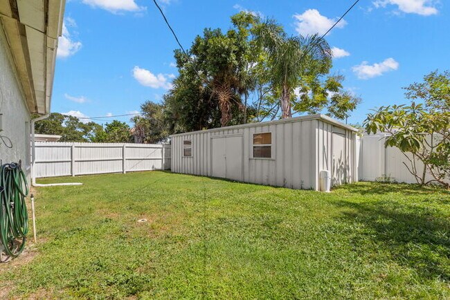 Building Photo - NEWLY RENOVATED Home For Rent in St Pete!