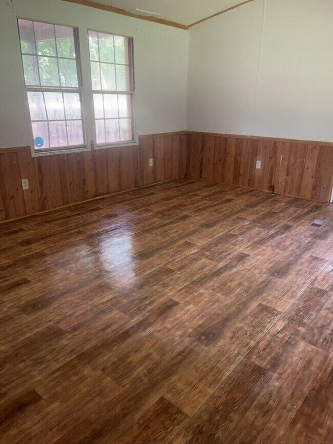 Building Photo - 2 Bedroom 1.5 Bathroom house in Laurens SC