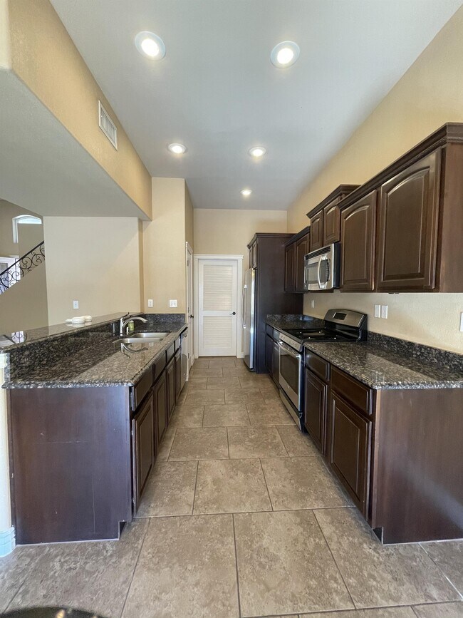 Building Photo - 3724 Coco Palm Dr