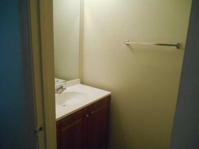 Building Photo - Townhouse For Rent