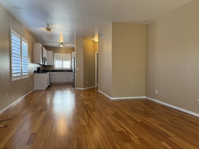 Building Photo - Tri-level townhouse at Gilbert & Guadalupe!