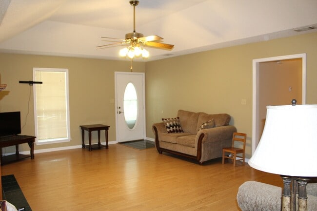 Building Photo - Exquisite 3BR/2BA Home Minutes from Moody AFB with Luxurious Features!
