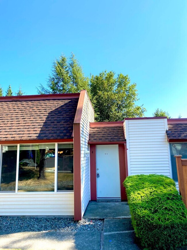 Primary Photo - 2 bedroom Condo apartment in Fairwood-Rent...