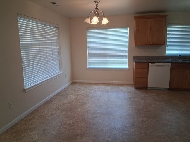 Building Photo - Cute, clean 2 bedroom upstairs apartment with patio.