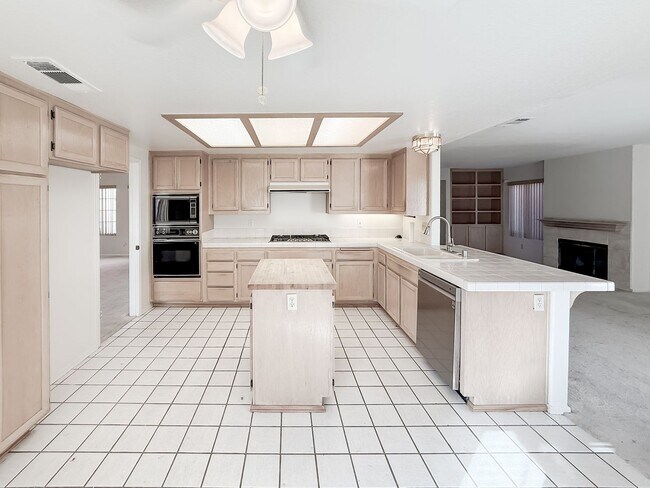 Building Photo - 40041 Zamura Ct