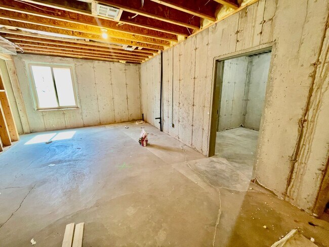 Building Photo - 436 E Paris Dr