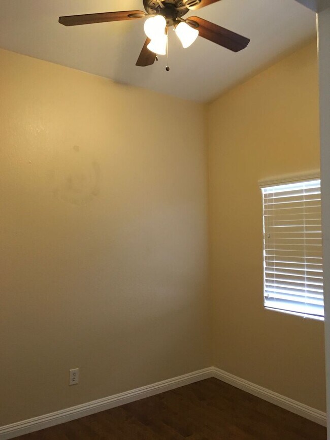 Building Photo - Great single-story home, 3brms, 2bath, 2crg.