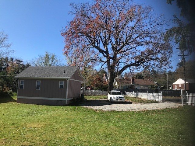 Building Photo - 606 Ray Ave