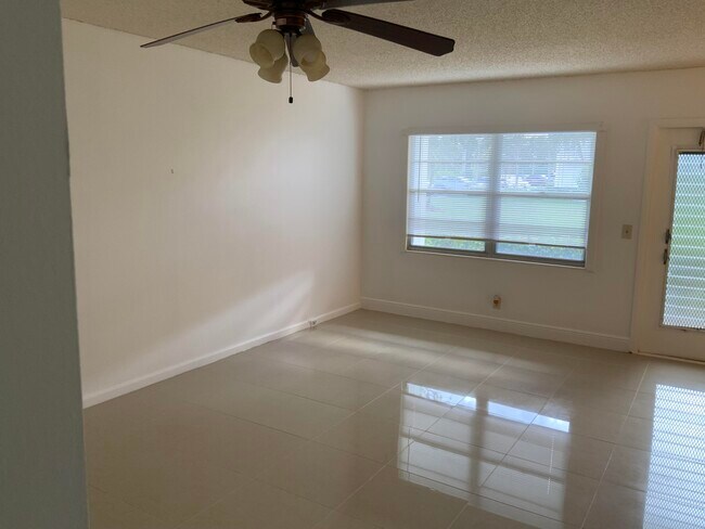 Building Photo - 223 Fanshaw F