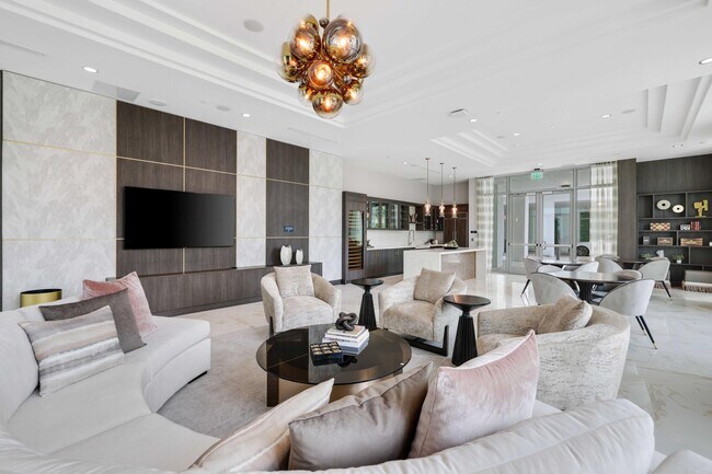 Building Photo - 475 E Royal Palm Rd