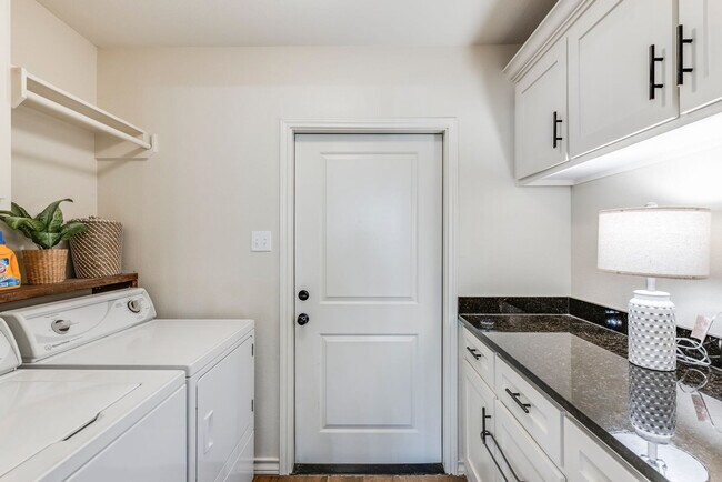 Building Photo - 3230 Creek Side Dr