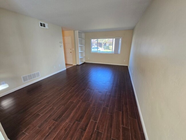 Building Photo - Spacious & Upgraded Clairemont Townhome – Prime Central Location!
