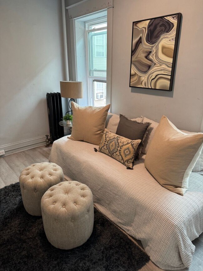 Building Photo - NOW LEASING! Renovated 1 bed, 1 bath avail...