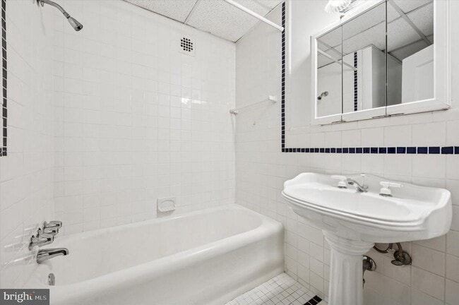 Primary Photo - 1324 Locust St