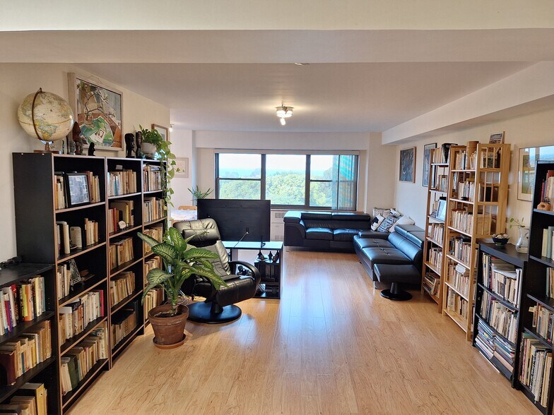 Living Room - 4200 N Marine Dr