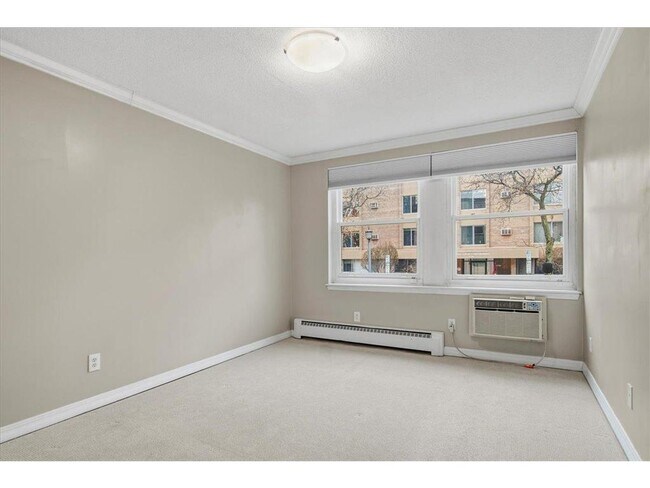 Building Photo - 821 Douglas Ave