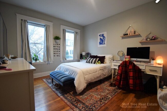 Building Photo - Gorgeous Brookline Apt w Heat Included and Laundry in Unit!  Near BU Campus!