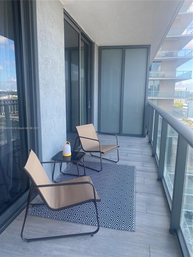 Building Photo - 121 NE 34th St