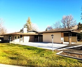 Building Photo - Beautiful 2 Bedroom / 2 Bath Bungalow Next to Hidden Valley Golf Club with Large Private Patio, N...