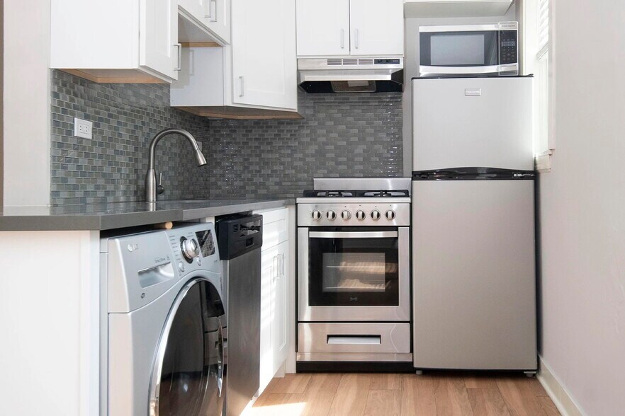 Building Photo - 515 W Belmont Ave