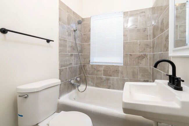 Building Photo - 423 N Emporia Ave