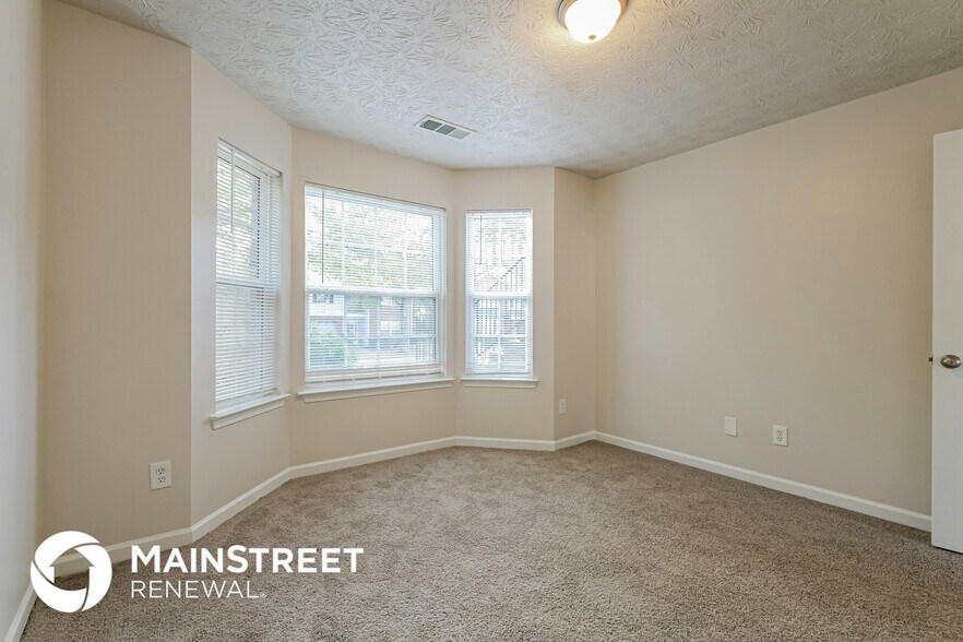 Building Photo - 2000 Redwood Trace