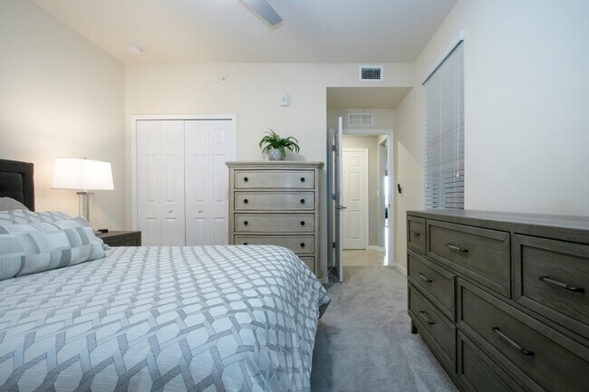 Building Photo - Like new 2BR, 2BA garage condo-Lakewood National